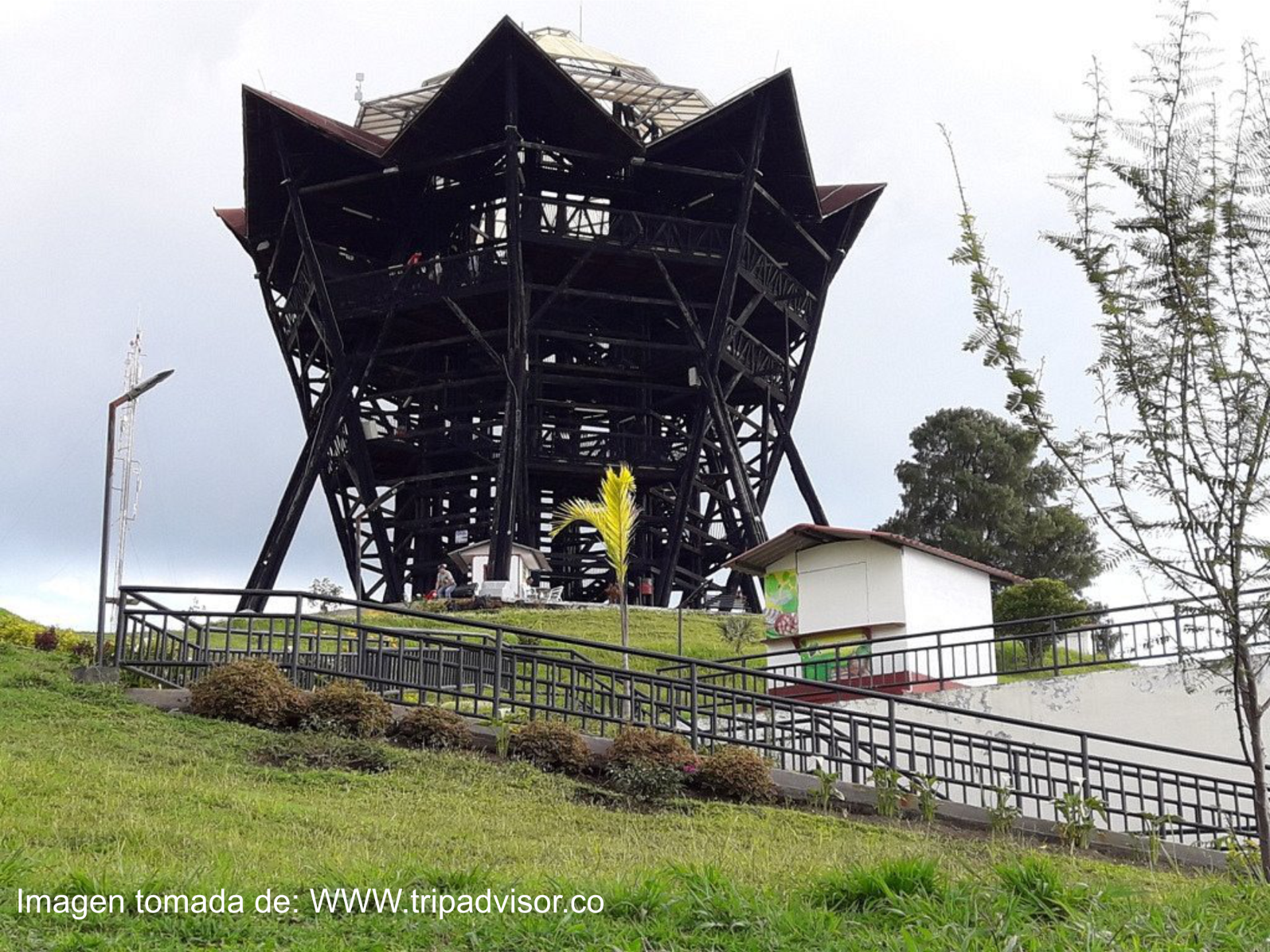 Mirador de Filandia: Una gran estructura de 27 metros de altura en madera, con una vista 360° que permite visualizar los mejores paisajes del Eje Cafetero, a tan solo 10 minutos de distancia de nuestro hotel.